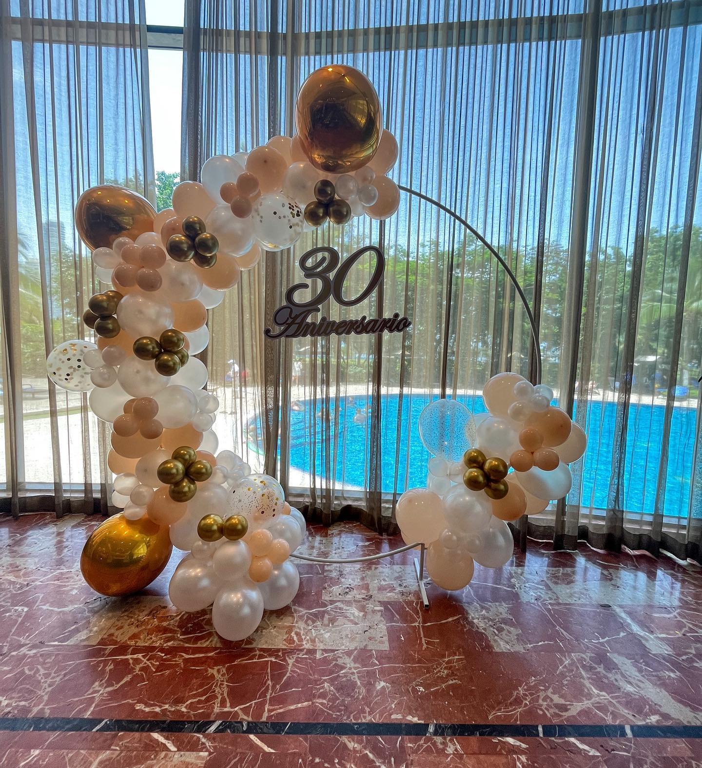 Arco de globos rosados y azules